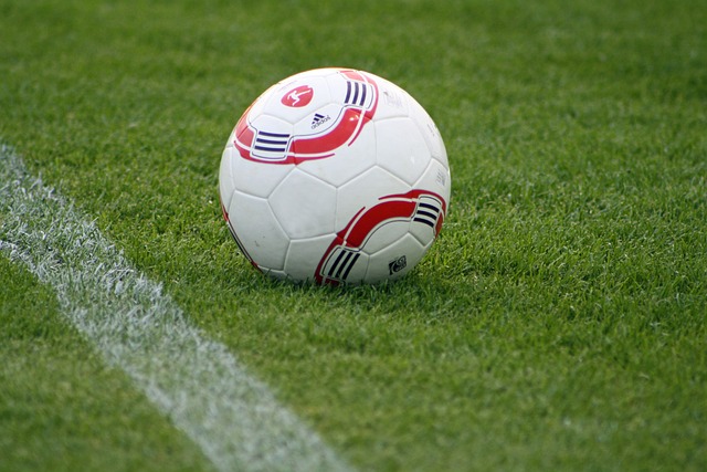 CBA史上最搞笑的哨！吹防守犯规又示意继续比赛，双方球员都懵了.